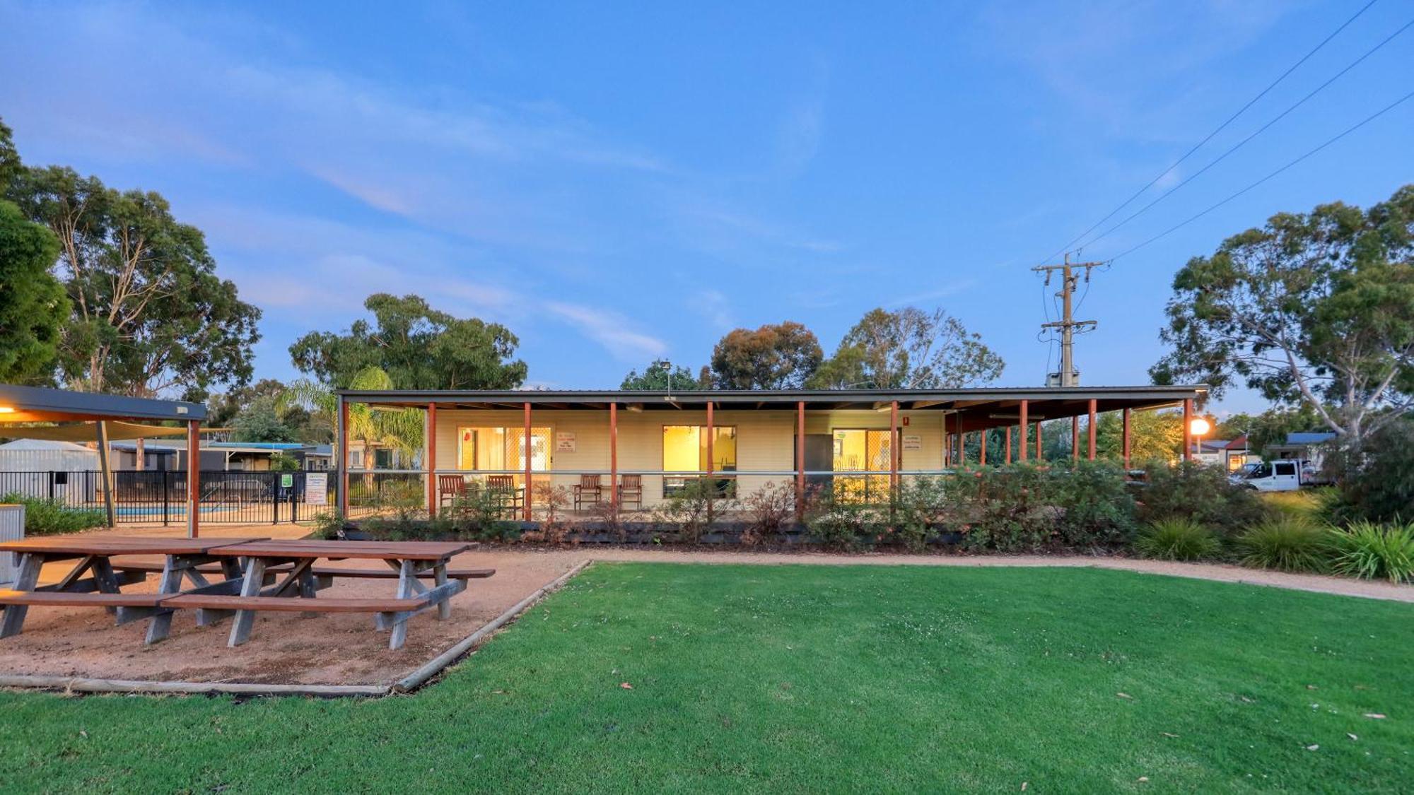 Yarrawonga Riverlands Tourist Park Exteriör bild