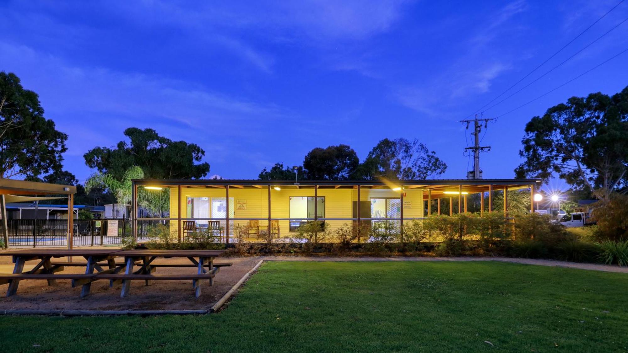 Yarrawonga Riverlands Tourist Park Exteriör bild
